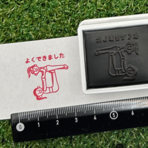 イラストACで人気のイラストレーターとコラボした限定デザインのスタンプ　シヤチハタ OSMO(オスモ)25×30mm はんこ ハンコ　よくできました
