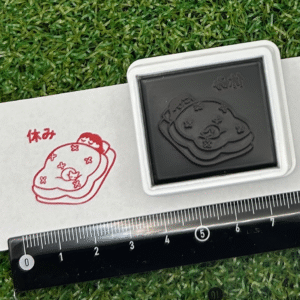 イラストACで人気のイラストレーターとコラボした限定デザインのスタンプ　シヤチハタ OSMO(オスモ)25×30mm はんこ ハンコ　休み