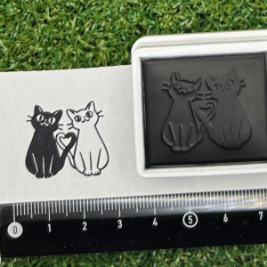 イラストACで人気のイラストレーターとコラボした限定デザインのスタンプ　シヤチハタ OSMO(オスモ)25×30mm はんこ ハンコ　仲良し