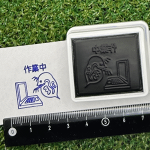 イラストACで人気のイラストレーターとコラボした限定デザインのスタンプ　シヤチハタ OSMO(オスモ)25×30mm はんこ ハンコ　作業中