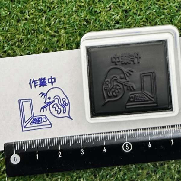 イラストACで人気のイラストレーターとコラボした限定デザインのスタンプ　シヤチハタ OSMO(オスモ)25×30mm はんこ ハンコ　作業中