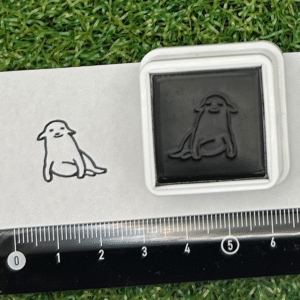 イラストACで人気のイラストレーターとコラボした限定デザインのスタンプ　シヤチハタ OSMO(オスモ)20×20mm はんこ ハンコ　ヒコーキ耳さんからの発表