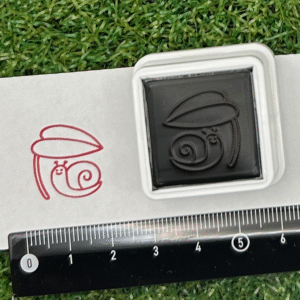 イラストACで人気のイラストレーターとコラボした限定デザインのスタンプ　シヤチハタ OSMO(オスモ)20×20mm はんこ ハンコ　葉っぱとカタツムリ