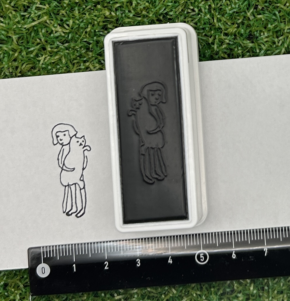 イラストACで人気のイラストレーターとコラボした限定デザインのスタンプ　シヤチハタ OSMO(オスモ)15×50mm はんこ ハンコ　猫を抱いた女の子