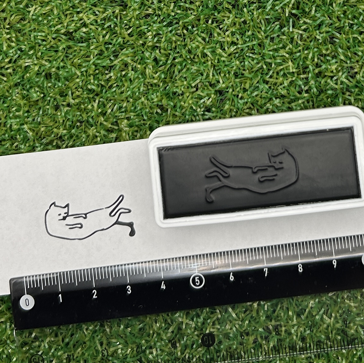 イラストACで人気のイラストレーターとコラボした限定デザインのスタンプ　シヤチハタ OSMO(オスモ)15×50mm はんこ ハンコ　仰向け猫